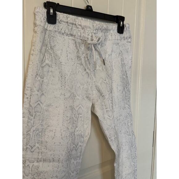 NWOT Bevy Flog Shely High Rise Drawstring Pants White Python Snake Print 27 - Picture 6 of 8